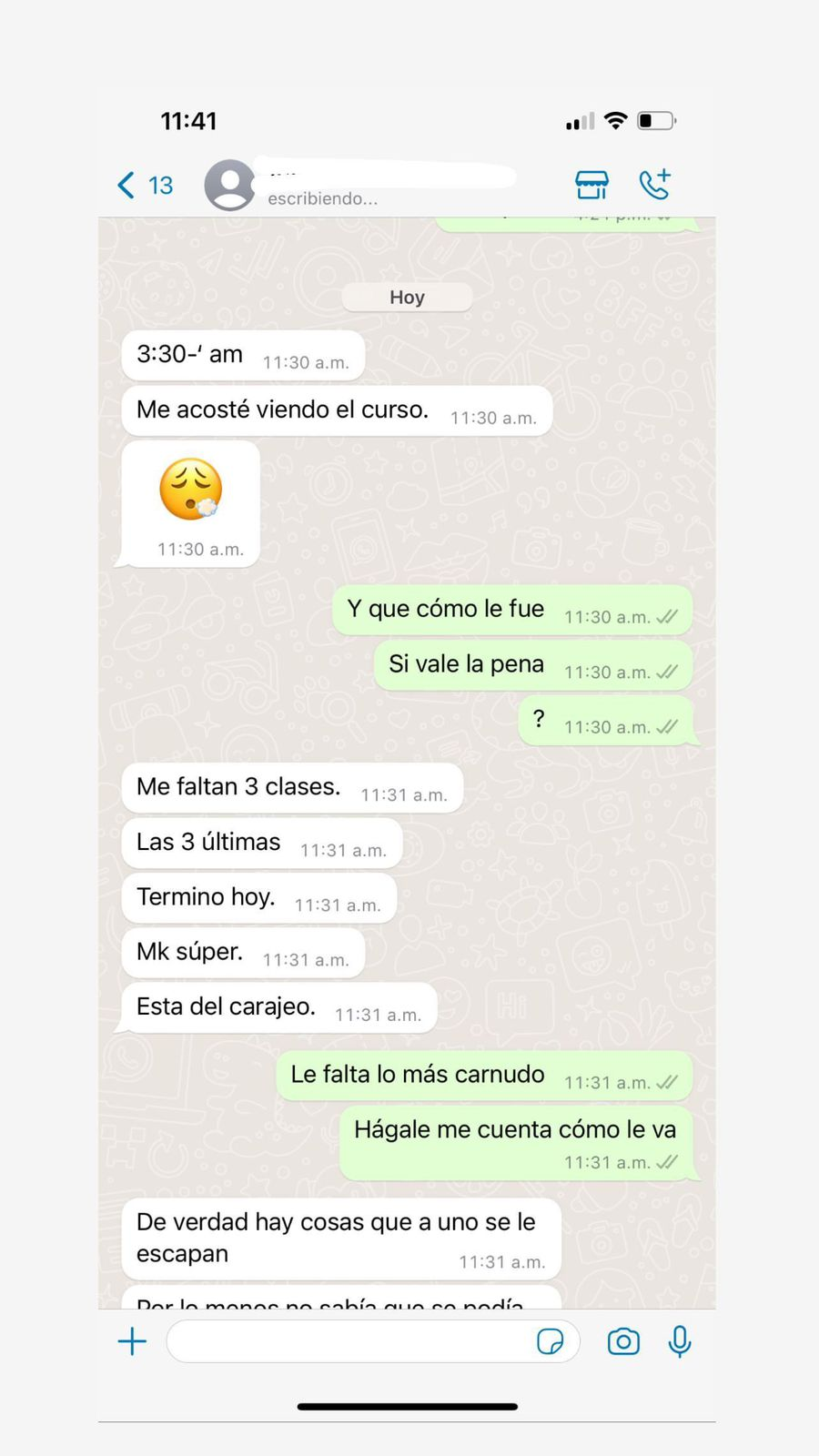 Alumno avanzando en las clases del curso durante la madrugada