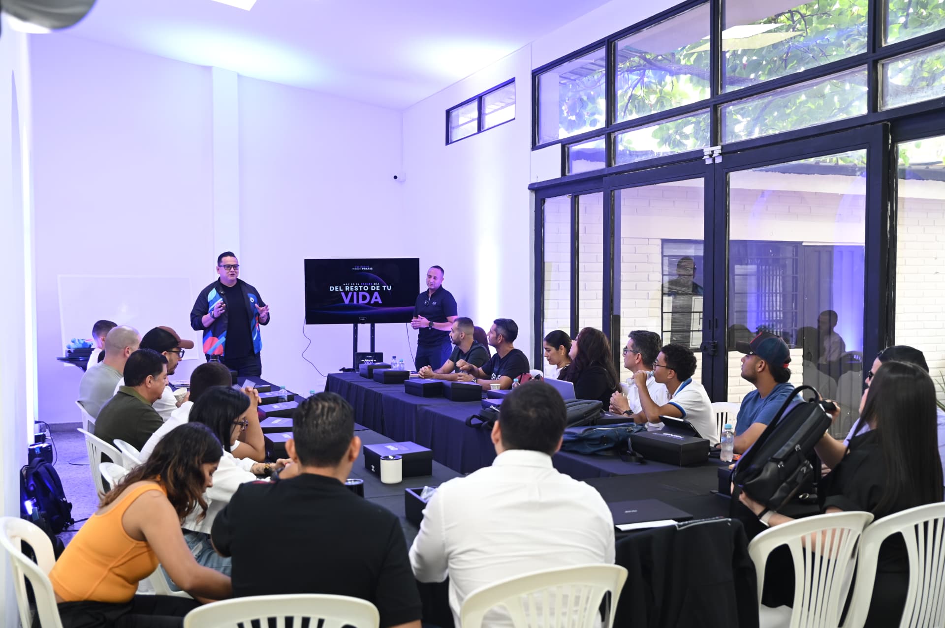 Lucho Orozco dictando una mentoría presencial a empresarios