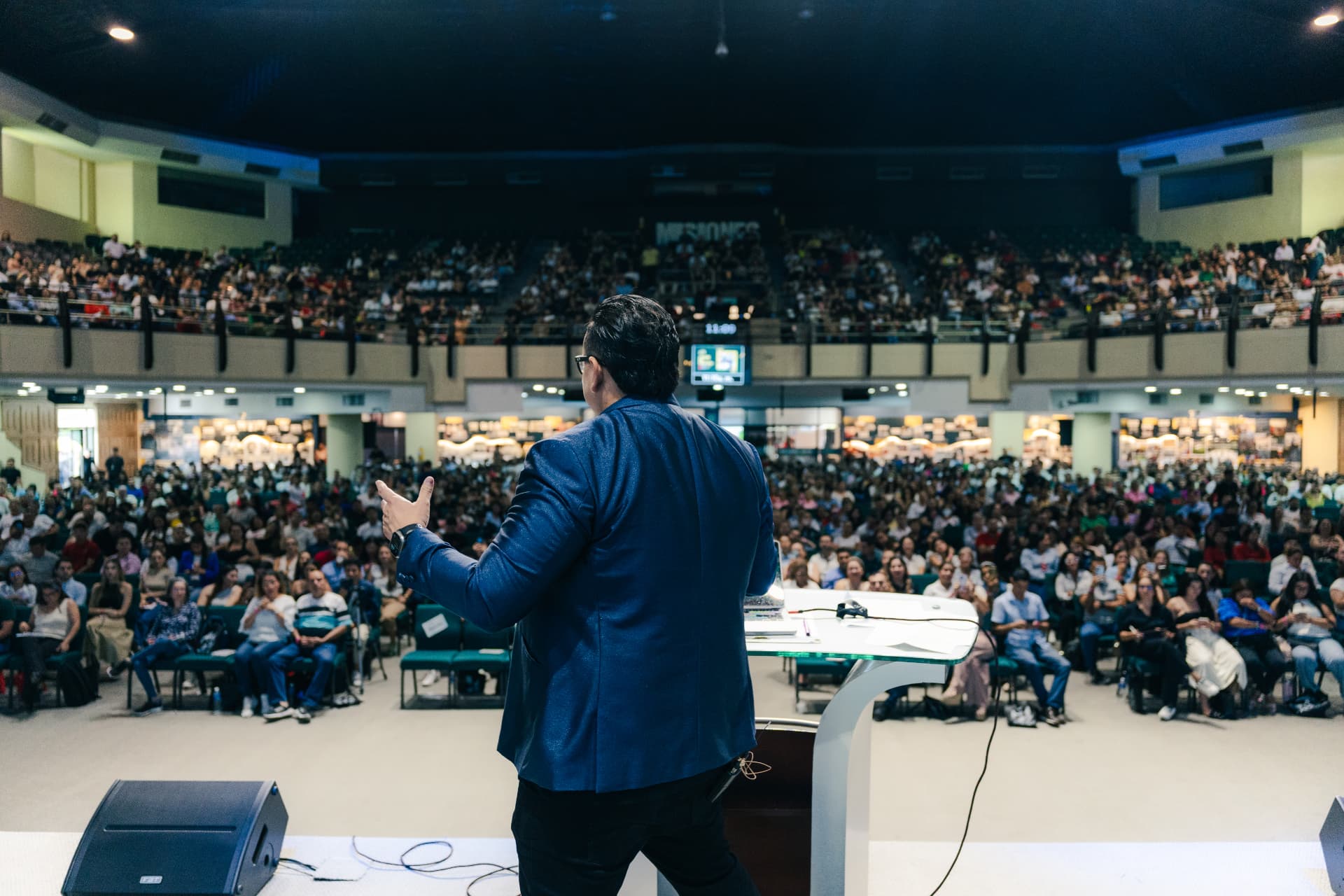Lucho Orozco como speaker internacional frente a un auditorio con miles de asistentes